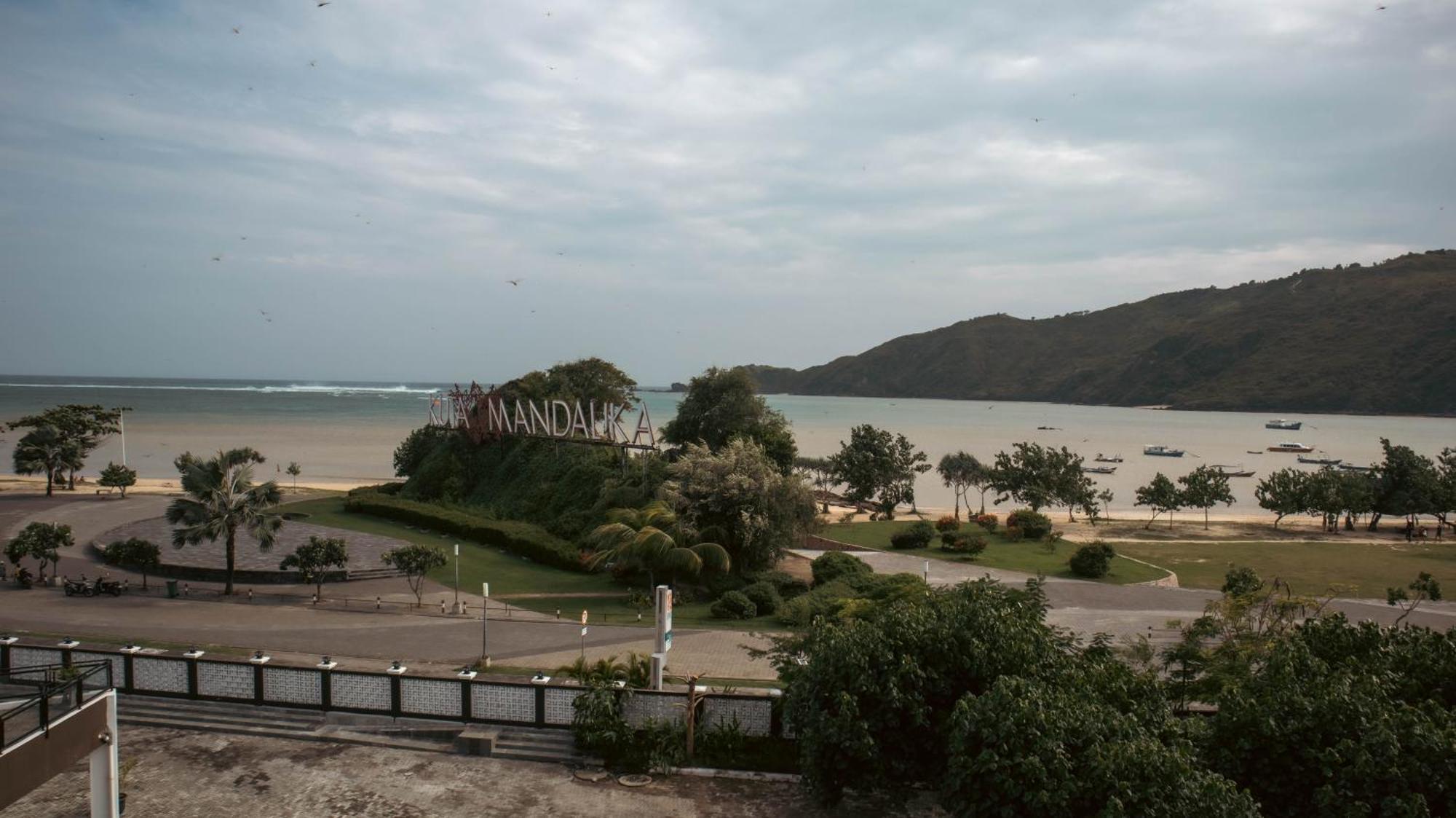 Raja Hotel Kuta Mandalika Resort & Convention Εξωτερικό φωτογραφία