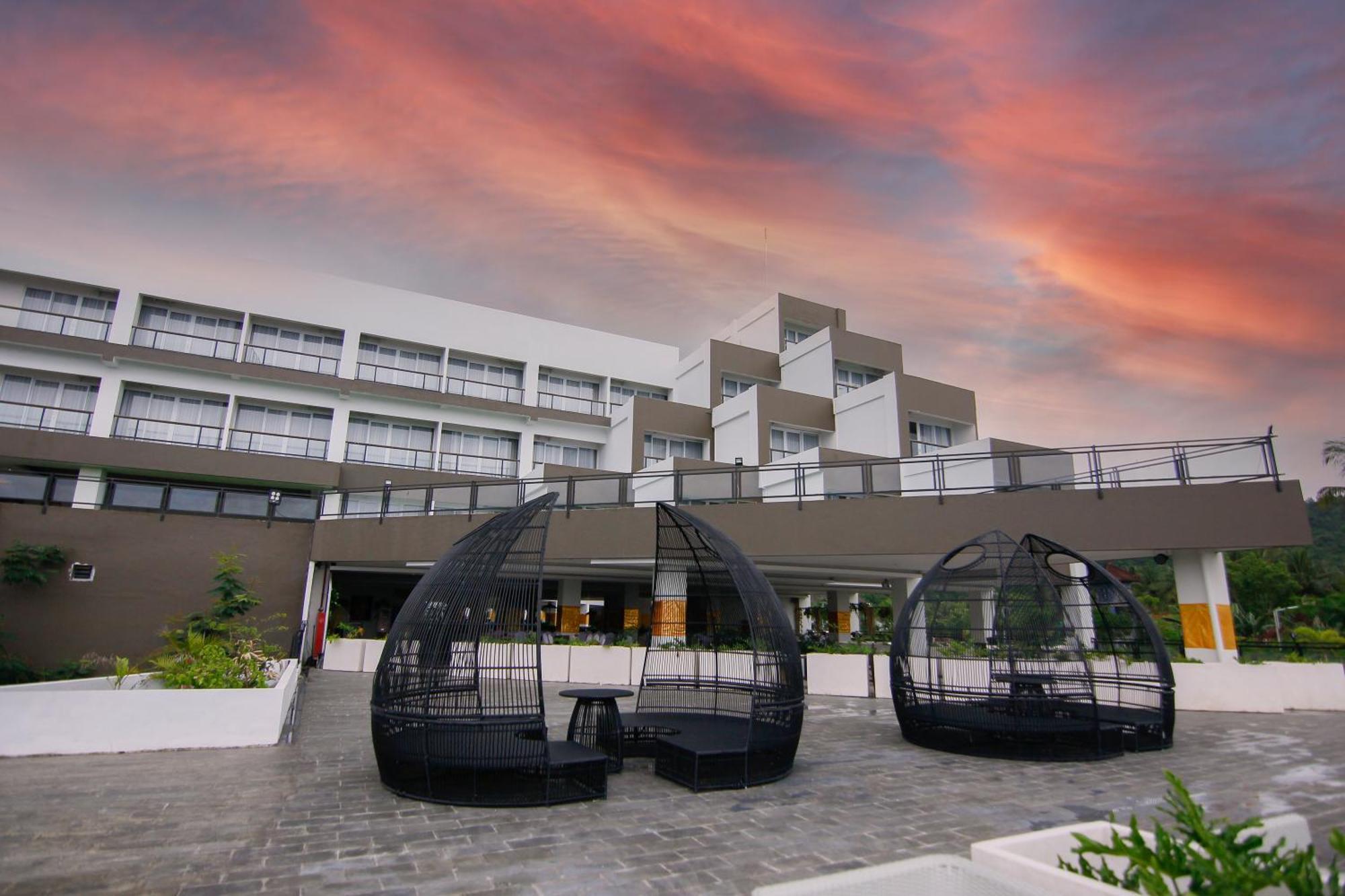 Raja Hotel Kuta Mandalika Resort & Convention Εξωτερικό φωτογραφία
